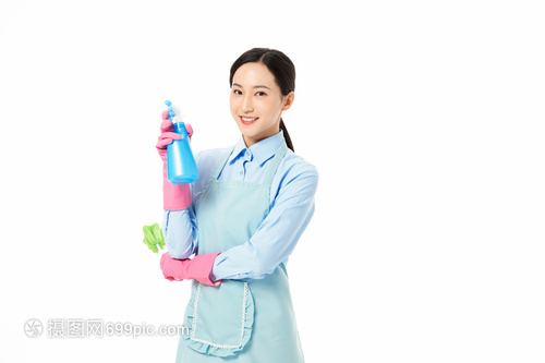 家政服務(wù)女性手拿噴壺和長(zhǎng)柄清潔刷